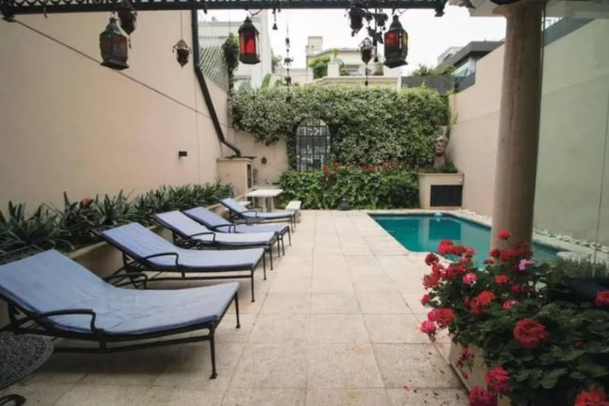 El exterior de la casa cuenta con un patio, pileta, terraza y parrilla. El exterior de la casa cuenta con un patio, pileta, terraza y parrilla.