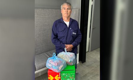 Omar posa junto a las dos cajas solidarias ya entregadas a AIRE en el marco de la campaña navideña. Omar posa junto a las dos cajas solidarias ya entregadas a AIRE en el marco de la campaña navideña.