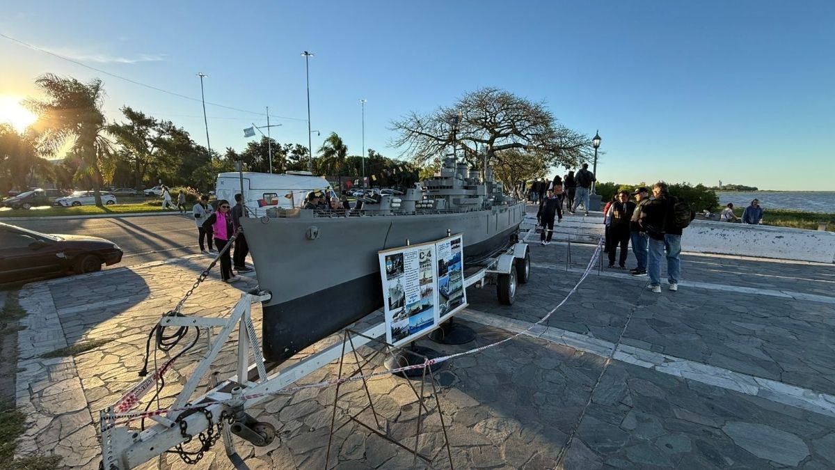 La réplica del ARA General Belgrano fue exhibida en el faro de la Costanera de Santa Fe.