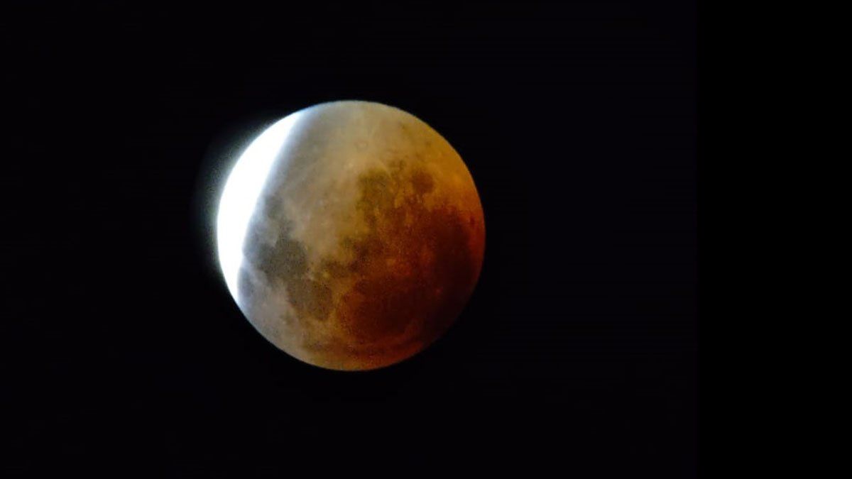 La Luna comenzó a oscurecerse alrededor de las 23:30 horas en Santa Fe hasta llegar a su totalidad una hora más tarde.