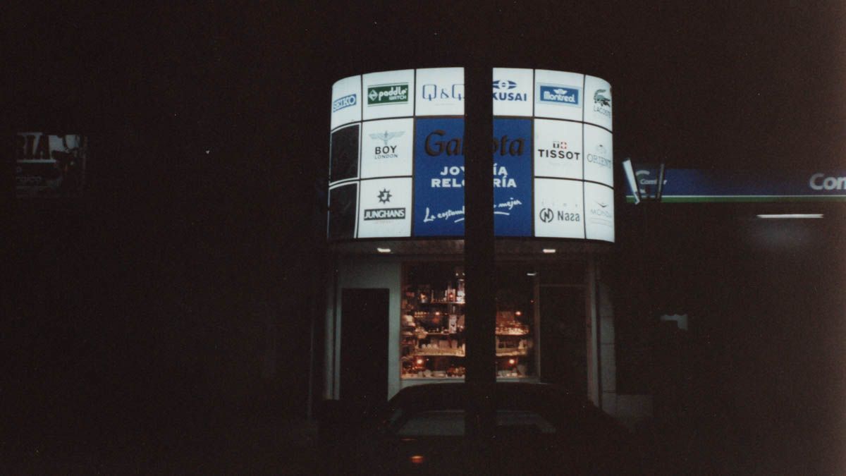Antigua fachada de la Joyería Galeota en su actual ubicación de Avenida Aristóbulo del Valle 6374. Antigua fachada de la Joyería Galeota en su actual ubicación de Avenida Aristóbulo del Valle 6374.