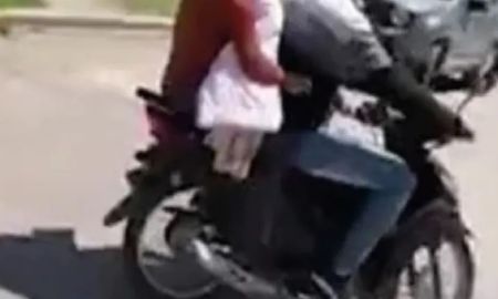 Una pareja de Salta circulaba en una moto, su bebé se cayó y lo dejaron tirado en el suelo con graves lesiones Una pareja de Salta circulaba en una moto, su bebé se cayó y lo dejaron tirado en el suelo con graves lesiones