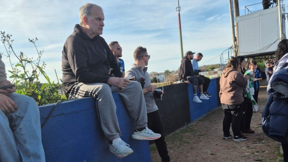 Fotos virales del insólito lugar que eligió Marcelo Bielsa para ver un partido del futbol uruguayo
