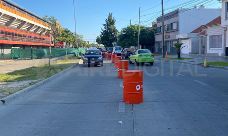 A partir de este viernes 8 de marzo, los vehículos que transitan de norte a sur no tendrán que desviar y podrán continuar un tramo de 50 metros en contramano por el carril hacia el norte. A partir de este viernes 8 de marzo, los vehículos que transitan de norte a sur no tendrán que desviar y podrán continuar un tramo de 50 metros en contramano por el carril hacia el norte.