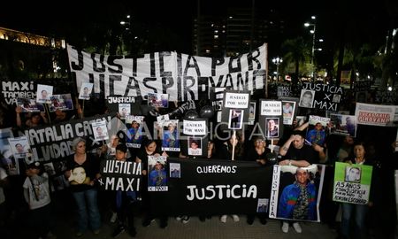 El gobierno provincial, mediante el Ministerio de Seguridad, realiza un programa multiagencial de “Fortalecimiento de Derechos” en el que articula con municipios y comunas la atención integral a víctimas de delitos. El mismo propone acompañar a santafesinos y santafesinas que hayan sido víctimas de delito, con perspectiva de género y de derechos humanos. El gobierno provincial, mediante el Ministerio de Seguridad, realiza un programa multiagencial de “Fortalecimiento de Derechos” en el que articula con municipios y comunas la atención integral a víctimas de delitos. El mismo propone acompañar a santafesinos y santafesinas que hayan sido víctimas de delito, con perspectiva de género y de derechos humanos.