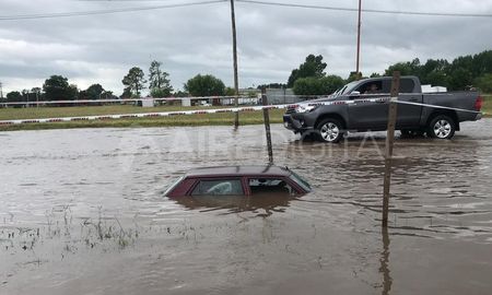 un auto cayo a un zanjon durante la tormenta y su conductor tuvo que ser rescatado un auto cayo a un zanjon durante la tormenta y su conductor tuvo que ser rescatado