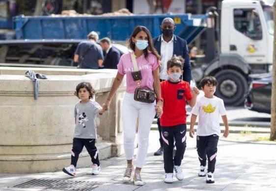 El look de lujo de Antonela Roccuzzo en París.