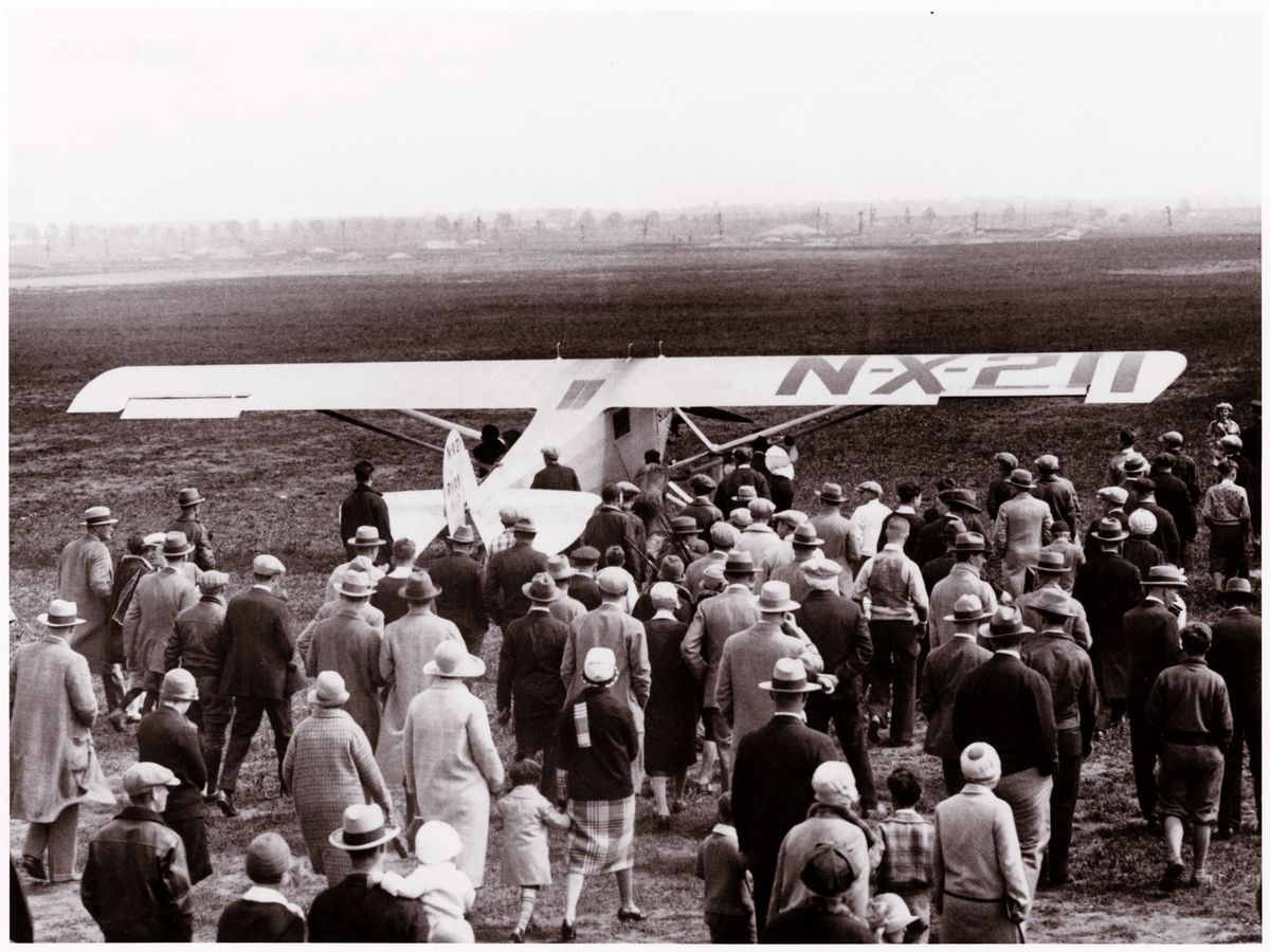 Lindbergh despegó desde el aeródromo de Roosevelt Field de Long Island, Nueva York, a las 7.52 (hora local) del viernes 20 de mayo de 1927. A pesar de las malas condiciones meteorológicas (una fuerte lluvia se abatió desde la madrugada en el lugar, y recién cesó poco antes de la partida), unos 500 espectadores fueron a despedirlo. Lindbergh despegó desde el aeródromo de Roosevelt Field de Long Island, Nueva York, a las 7.52 (hora local) del viernes 20 de mayo de 1927. A pesar de las malas condiciones meteorológicas (una fuerte lluvia se abatió desde la madrugada en el lugar, y recién cesó poco antes de la partida), unos 500 espectadores fueron a despedirlo.