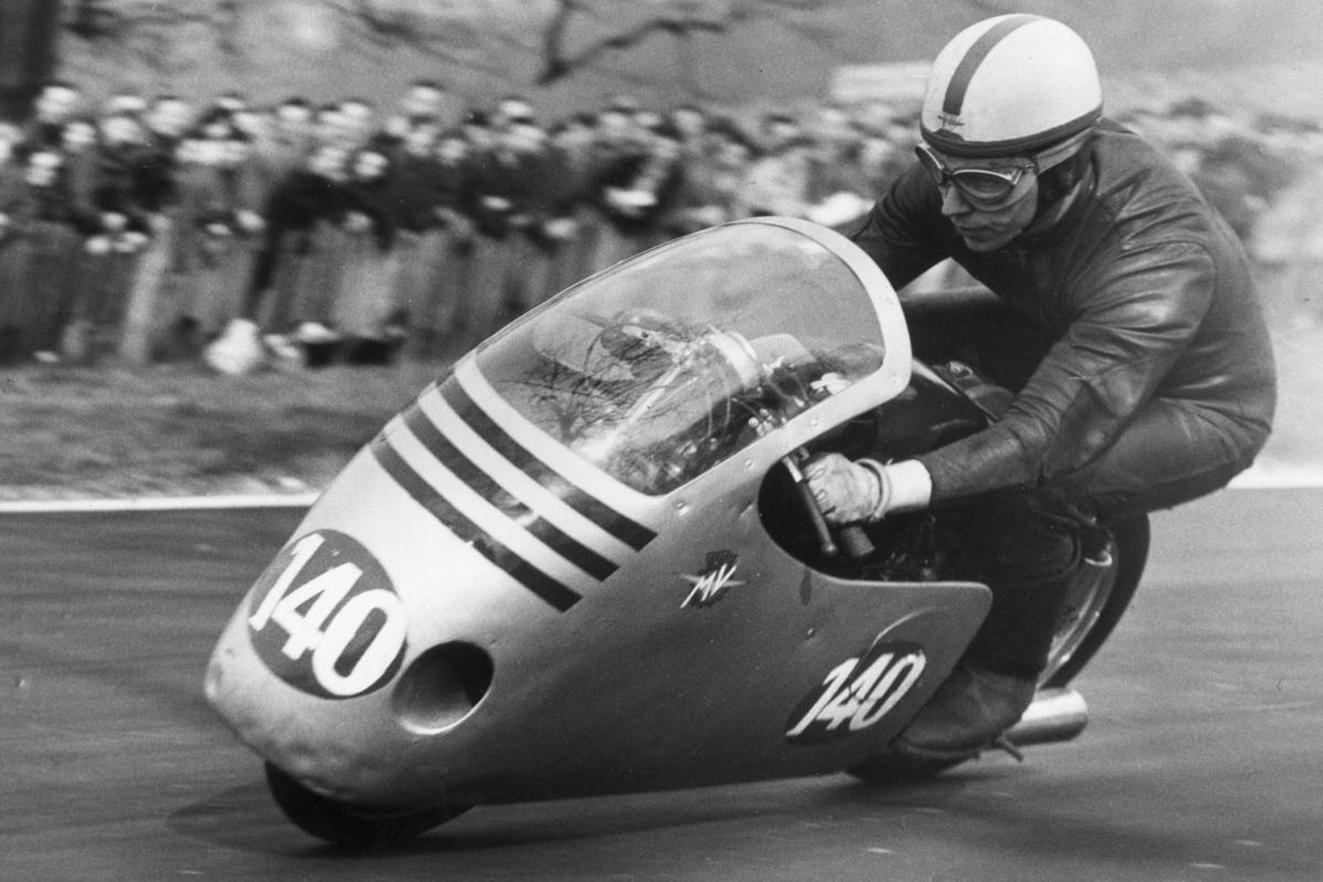 Al final de la temporada de 1957, cuando Moto Guzzi y Gilera decidieron retirarse del Mundial, el piloto británico y MV Agusta se convirtieron en los rivales a batir: en 1958, 1959 y 1960, Surtees ganó seis títulos (tres de 500 cc y otros tantos de 350 cc), y se subió a lo más alto del podio en 32 de las 39 carreras en las que participó.