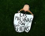 El gesto de los futbolistas también cobró relevancia porque se produjo en un contexto de estrictas medidas de seguridad. El gesto de los futbolistas también cobró relevancia porque se produjo en un contexto de estrictas medidas de seguridad.