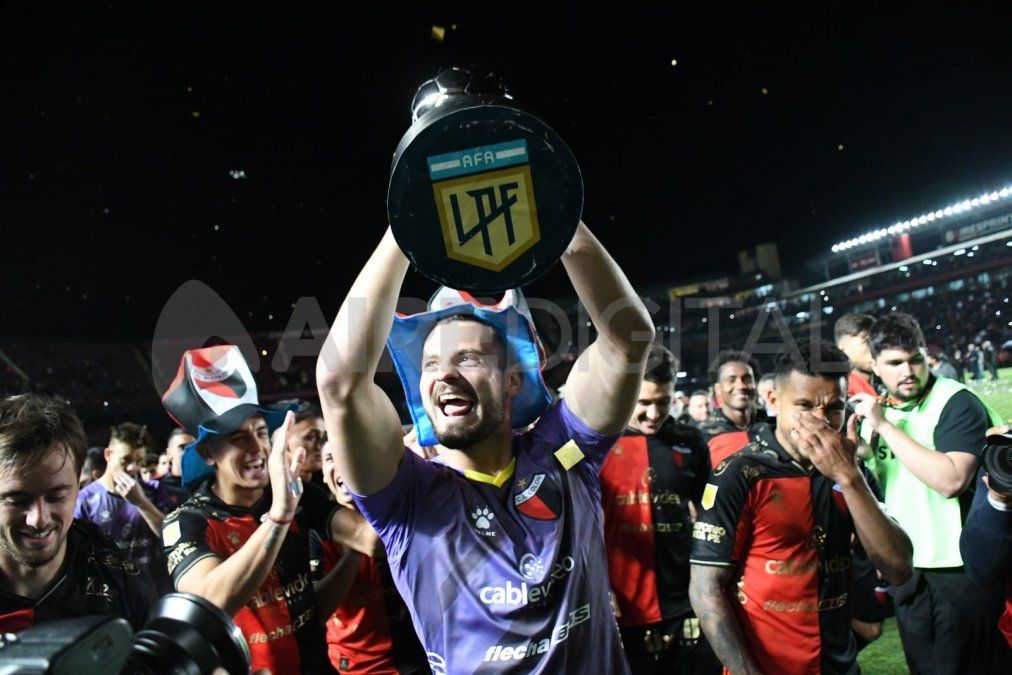 Los pibes y los veteranos: Ignacio Chicco levanta la copa junto a Morelo y Bernardi.