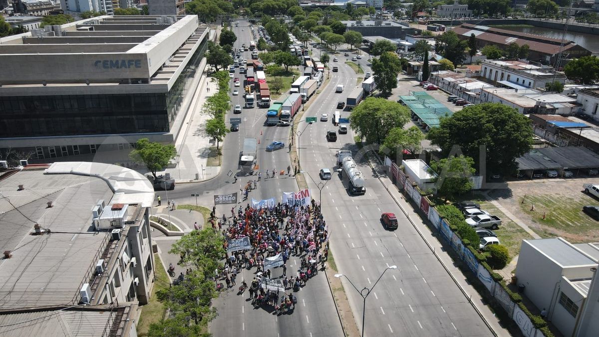Los responsables del corte fueron un grupo de unas 500 personas que integran movimientos sociales.