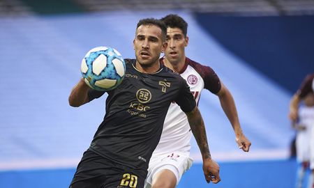 Talleres y Lanús igualaron 1-1 en Córdoba por el Grupo 4 de la Copa de la Liga Profesional de Fútbol. Talleres y Lanús igualaron 1-1 en Córdoba por el Grupo 4 de la Copa de la Liga Profesional de Fútbol.