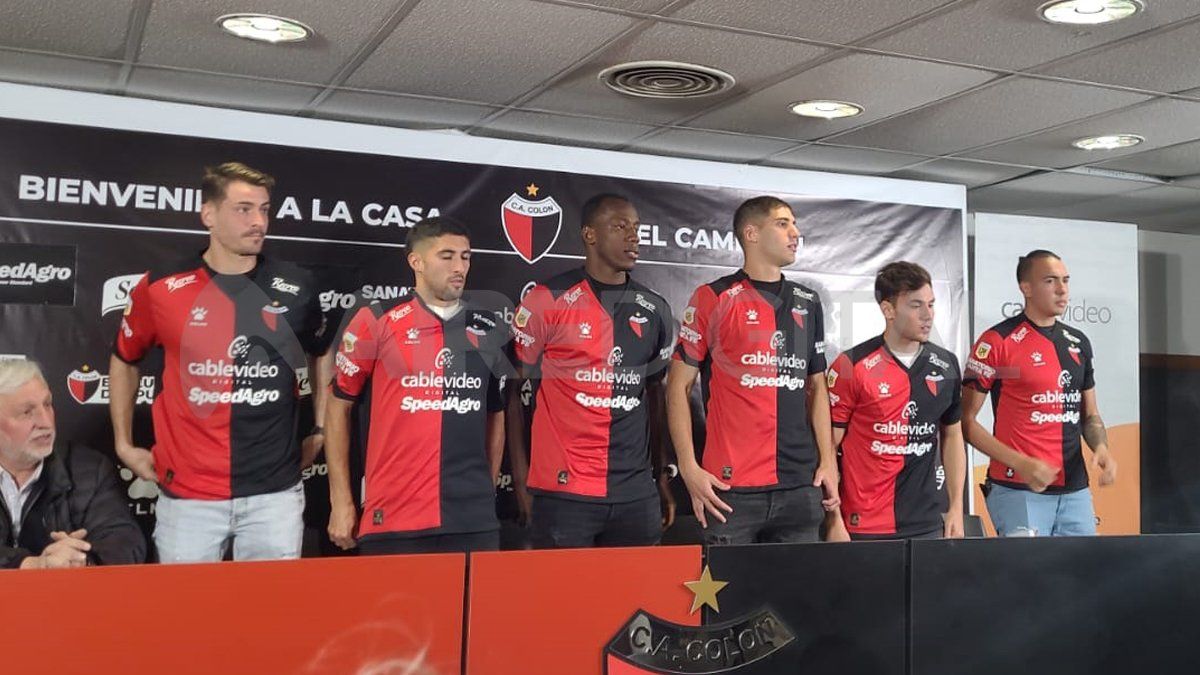 Colón presentó a las nuevas incorporaciones del plantel sabalero. De izq a der: Julián Chicco, Juan Pablo Álvarez, Baldomero Perlaza, Lionel Picco, Augusto Schott y Mario Otazú.