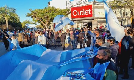 reconquista: pese a las restricciones, los comercios abrieron y se movilizaron reconquista: pese a las restricciones, los comercios abrieron y se movilizaron