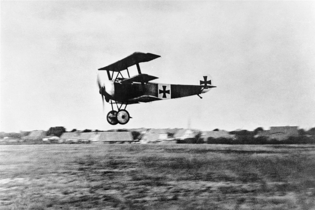 Una de las muy pocas fotos existentes del Barón Rojo con su Fokker Dr.I triplano (Dreidecker en alemán), armado con dos ametralladoras Spandau MG 08, de 7,92 mm, y que es la aeronave con la que más comúnmente se lo reconoce hasta la actualidad. Una de las muy pocas fotos existentes del Barón Rojo con su Fokker Dr.I triplano (Dreidecker en alemán), armado con dos ametralladoras Spandau MG 08, de 7,92 mm, y que es la aeronave con la que más comúnmente se lo reconoce hasta la actualidad.
