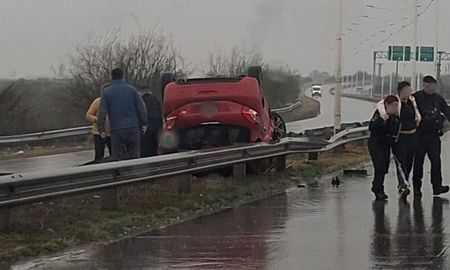 Un auto volcó en Circunvalación Oeste: una mujer resultó herida Un auto volcó en Circunvalación Oeste: una mujer resultó herida