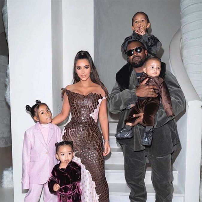 Kim Kardashian, Kanye West, y sus cuatro hijos: North, Saint, Chicago y Psalm.