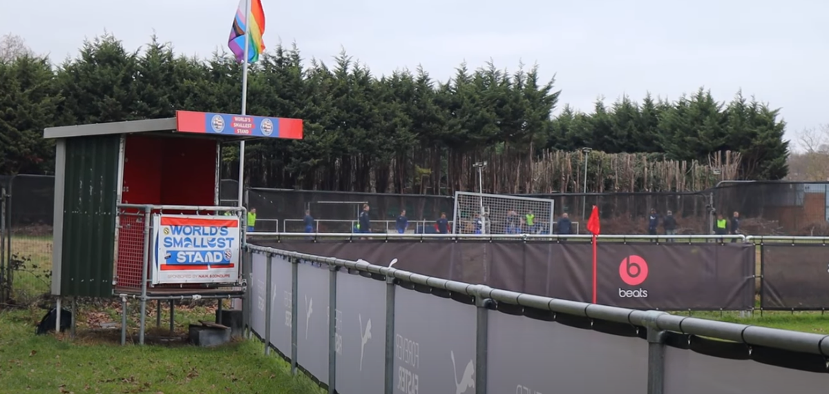 El Peckham Town Football Club de Inglaterra es popularmente conocido por tener la tribuna de fútbol más chica del mundo.