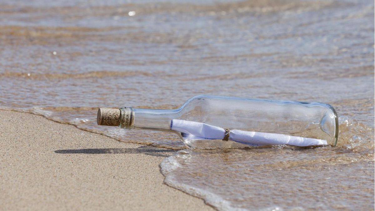 Un pescador halló una botella con un mensaje que viajó más de 6.000 kilómetros