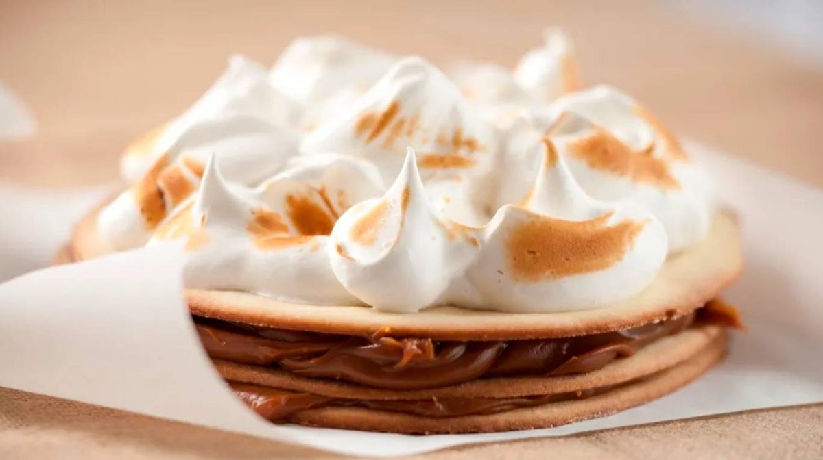 Este riquísimo alfajor gigante de dulce de leche puede estar sobre tu mesa con la receta de Maru Botana.