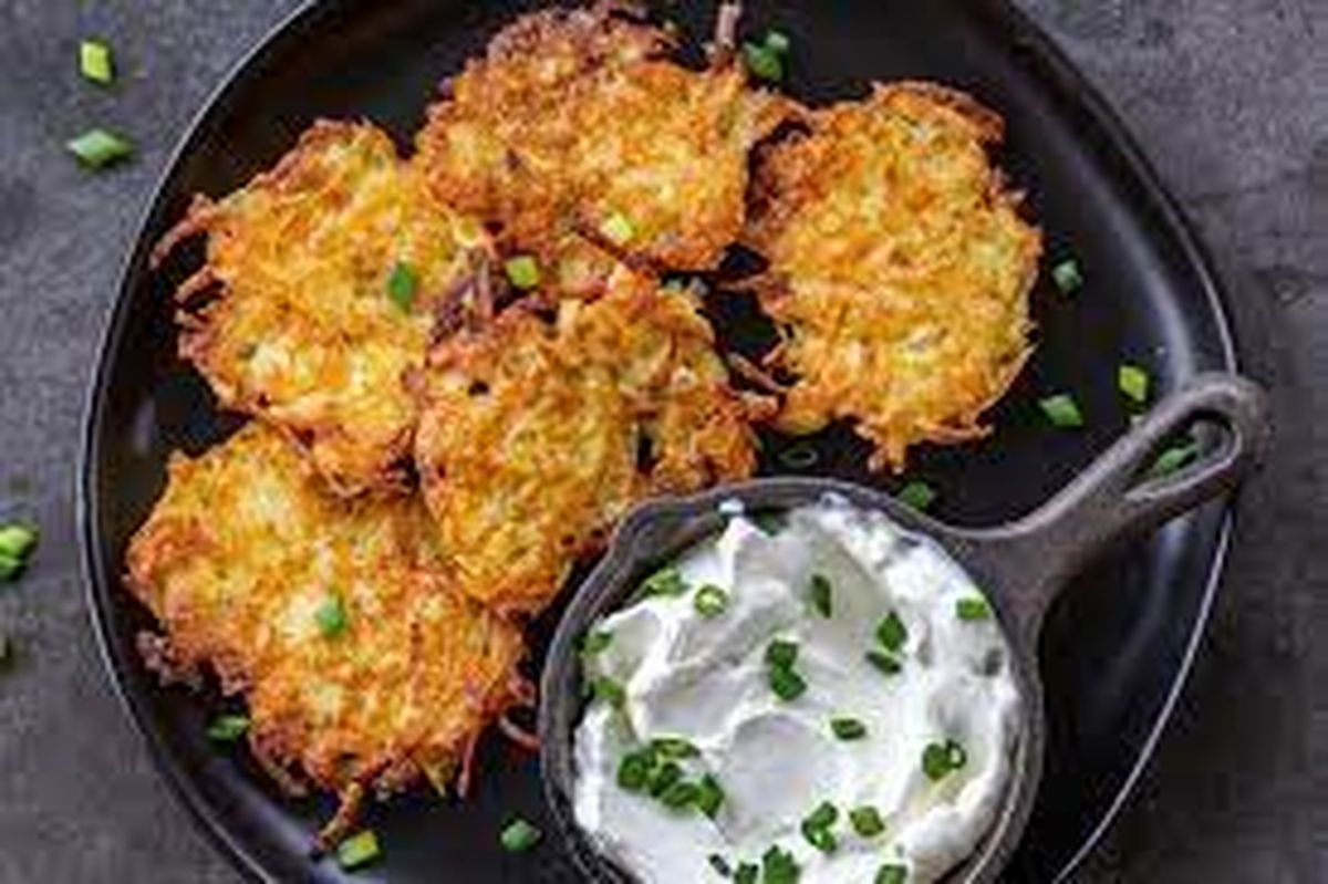 Como se vio en MasterChef, los latkes de papas son crocantes y deliciosos.