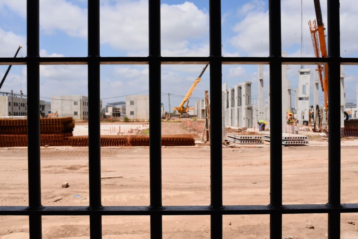 La etapa de la construcción que incluye al doble muro de contención, a los torreones de vigilancia y los edificios operativos tiene un presupuesto oficial de $ 34.484.906.400,33. La etapa de la construcción que incluye al doble muro de contención, a los torreones de vigilancia y los edificios operativos tiene un presupuesto oficial de $ 34.484.906.400,33.