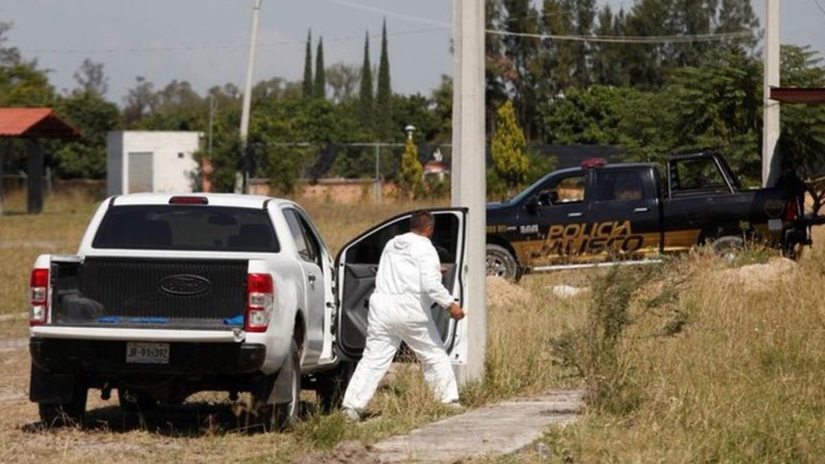 Descubren al menos 25 cuerpos y restos humanos en una finca de México