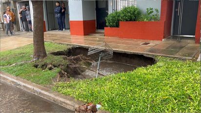 Santa Fe: se generó un impresionante socavón en una vereda de calle República de Siria, en medio del temporal