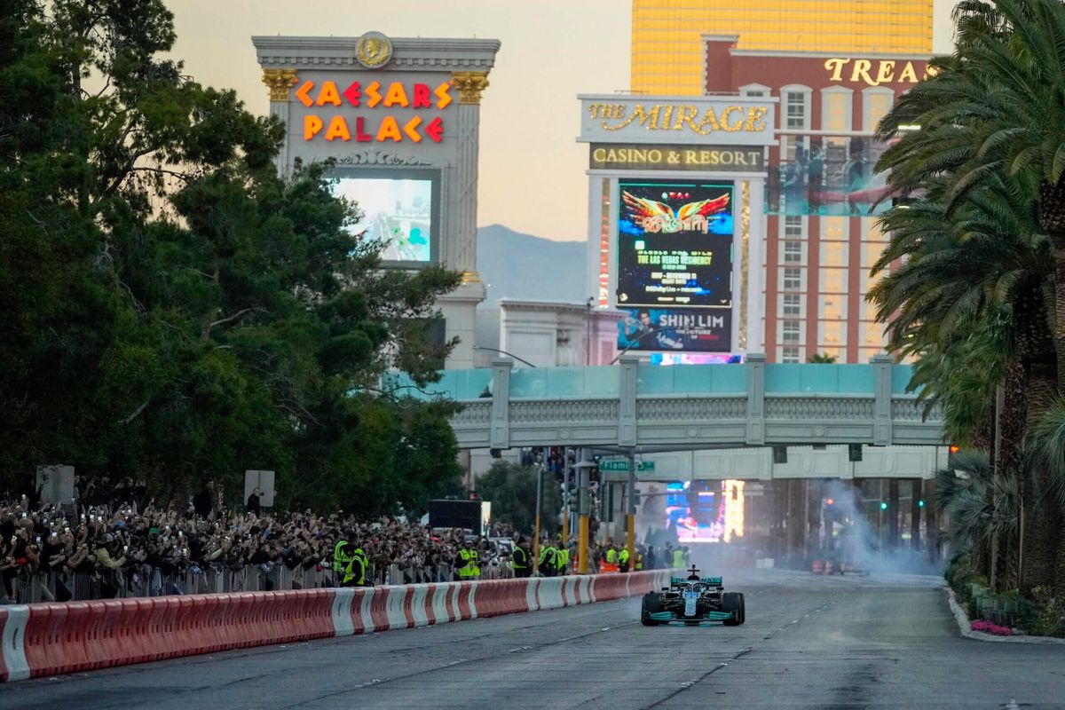El 5 de noviembre del año pasado y, en el marco de las actividades de promoción tras el anuncio de que Las Vegas volvería a integrar el calendario de la Fórmula 1 en 2023, el británico George Russel (foto), junto con su compatriota Lewis Hamilton y el mexicano Sergio Pérez, recorrieron a fondo el icónico Strip de la ciudad. El 5 de noviembre del año pasado y, en el marco de las actividades de promoción tras el anuncio de que Las Vegas volvería a integrar el calendario de la Fórmula 1 en 2023, el británico George Russel (foto), junto con su compatriota Lewis Hamilton y el mexicano Sergio Pérez, recorrieron a fondo el icónico Strip de la ciudad.