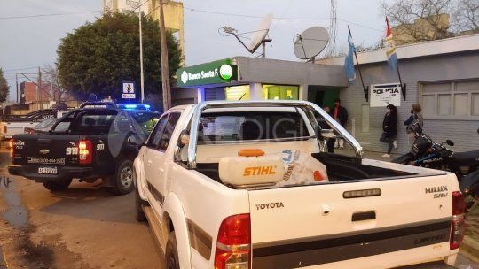 En la parte trasera de la camioneta hab&iacute;a un bid&oacute;n de nafta, una pala y rociadores.&nbsp;