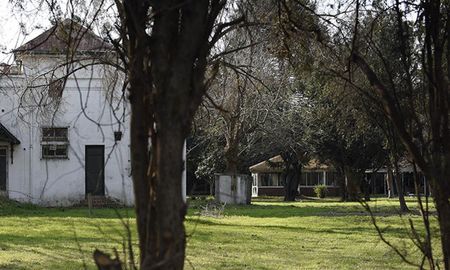 Un juez federal de Rosario autorizó al Equipo Argentino de Antropología Forense (EAAF) a realizar un estudio aéreo de un predio recientemente identificado como centro clandestino de detención de la última dictadura cívico militar, para determinar si allí están sepultadas personas desparecidas, informaron hoy fuentes judiciales. Un juez federal de Rosario autorizó al Equipo Argentino de Antropología Forense (EAAF) a realizar un estudio aéreo de un predio recientemente identificado como centro clandestino de detención de la última dictadura cívico militar, para determinar si allí están sepultadas personas desparecidas, informaron hoy fuentes judiciales.
