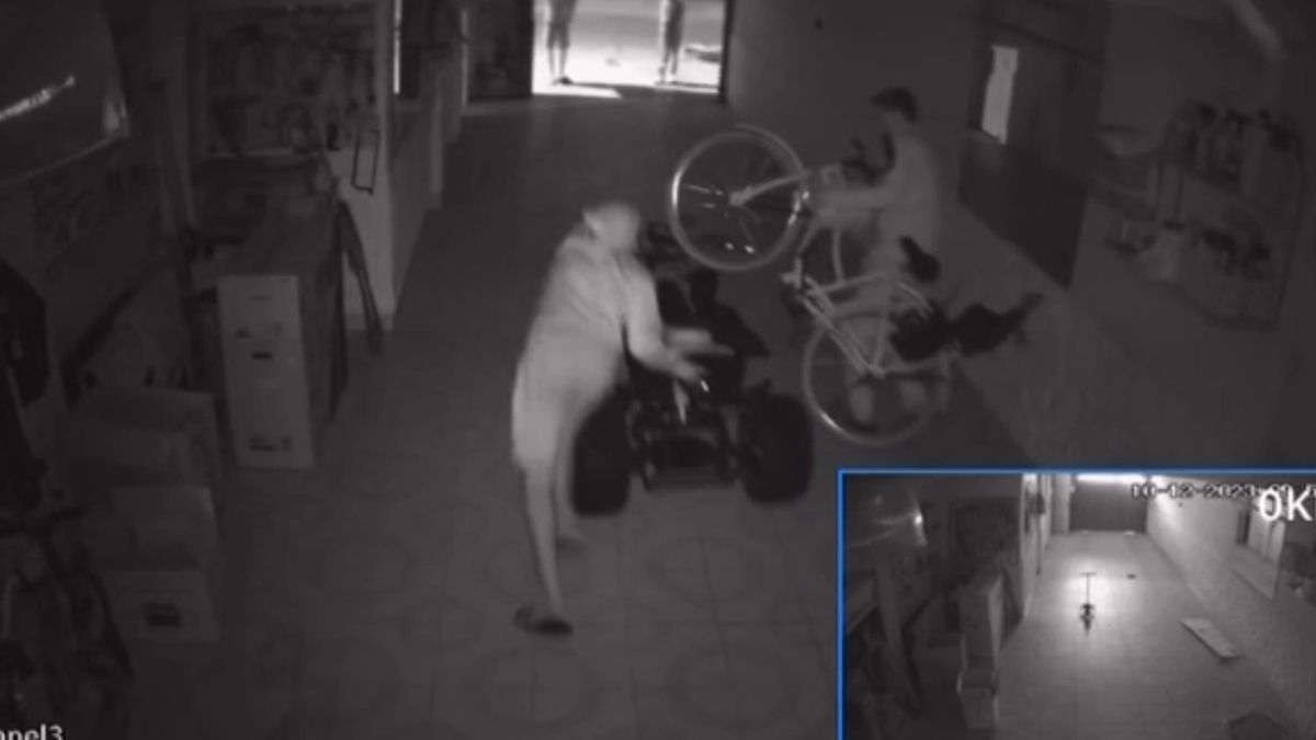 La cámara registró cómo entraron y salieron todos los delincuentes. La cámara registró cómo entraron y salieron todos los delincuentes.