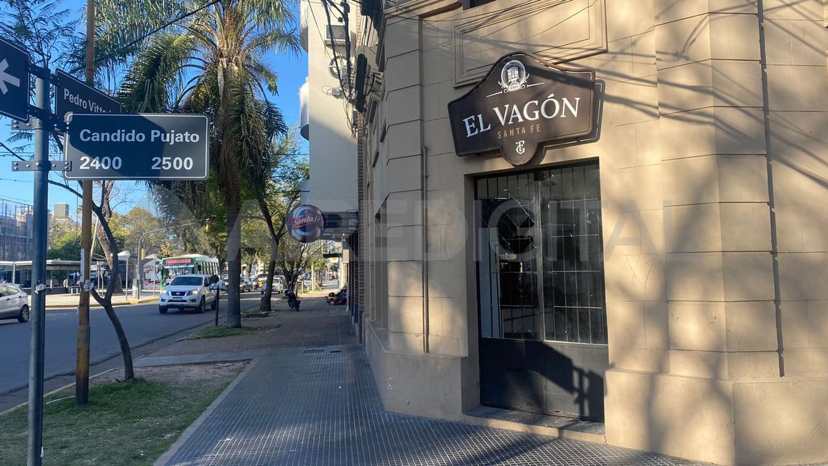El ladrón rompió la puerta de entrada al local gastronómico para escapar.