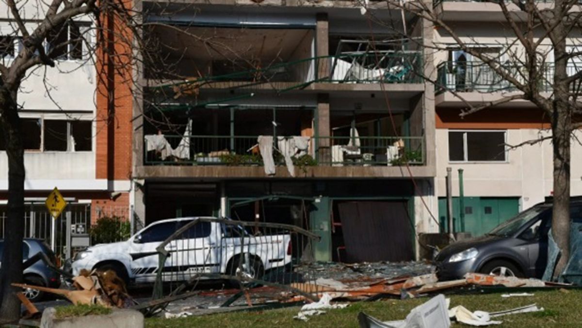 Bomberos trabajando en el lugar de la explosión en Punta Carretas.