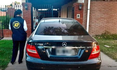 Uno de los uniformados que integraría el grupo de narcopolicías es el comisario Álvaro Rosales, detenido por abuso sexual. Cuando allanaron su casa, encontraron un Mercedes Benz que pertenecía a un empresario. Uno de los uniformados que integraría el grupo de narcopolicías es el comisario Álvaro Rosales, detenido por abuso sexual. Cuando allanaron su casa, encontraron un Mercedes Benz que pertenecía a un empresario.