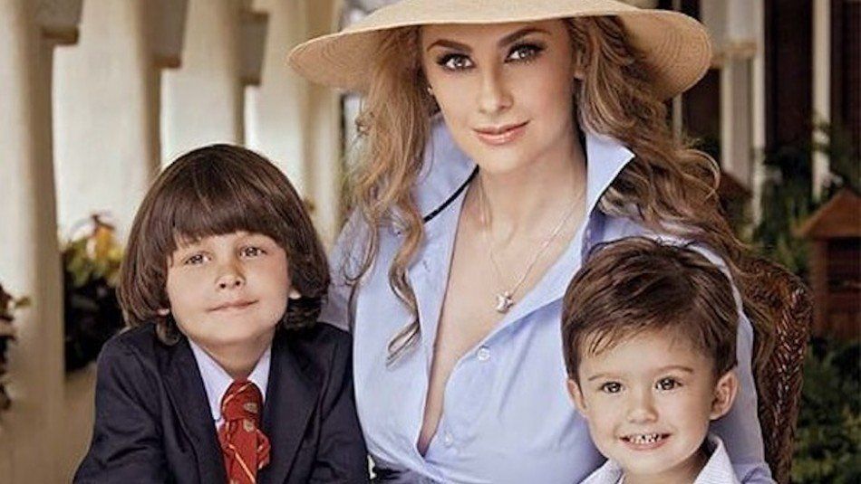 Miguel Gallego Arámbula y Daniel Gallego Arámbula, los hijos menores de Luis Miguel, junto a su madre y expareja del cantante.