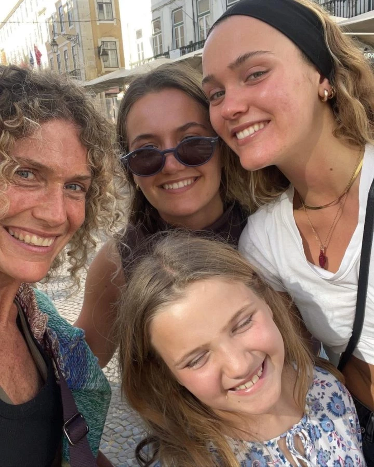 Maru Botana junto a tres de sus hijas.