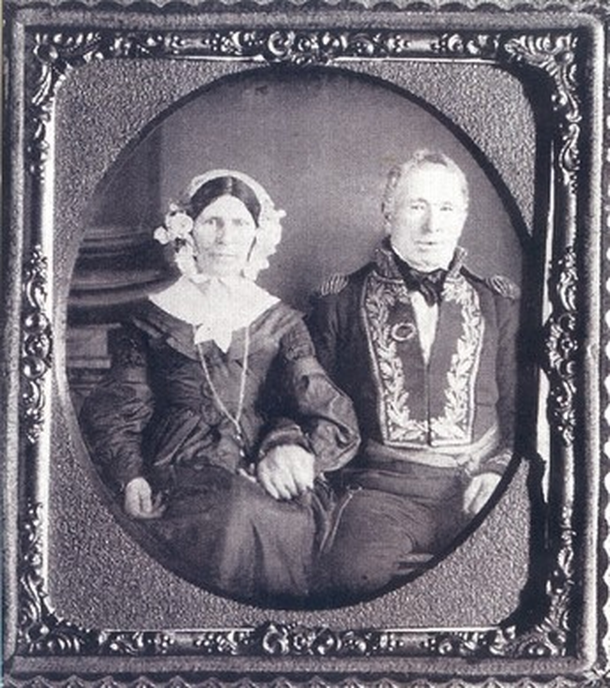 El Almirante Guillermo Brown y su esposa Elizabeth Chitty. Fue tomada el 29 de julio de 1844 por el daguerrotipista John Elliot, y es considerada la fotografía preservada más antigua de la Argentina