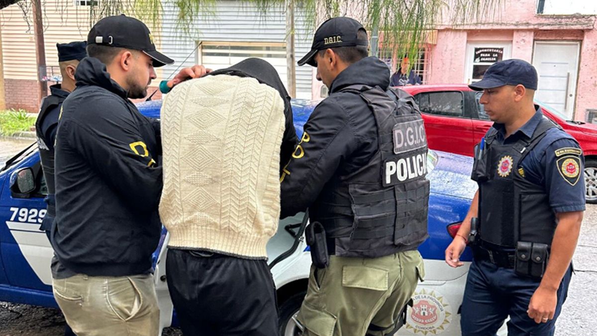 Personal policial de Córdoba con un detenido por el secuestro extorsivo. Personal policial de Córdoba con un detenido por el secuestro extorsivo.