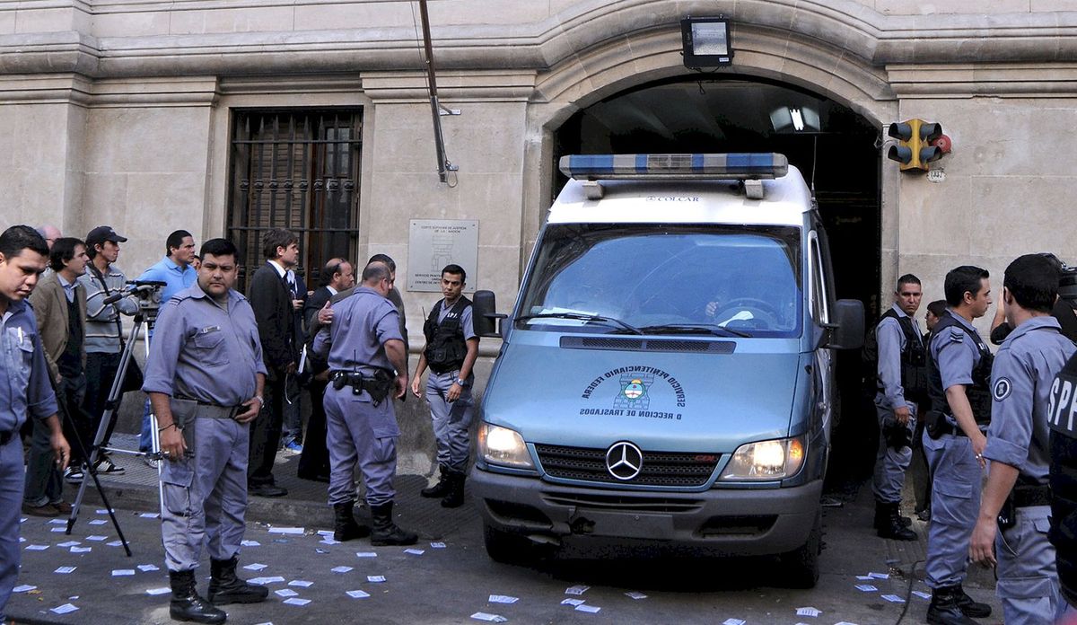 El hecho ocurrió el 8 de abril de 2008 en la Unidad n° 9 del SPF, ubicada en la ciudad de Neuquén. Argentino Pelozo Iturri, de 38 años, apodado “El Rengo Argentino”, había sido detenido días antes, acusado de asesinar a un policía. El hecho ocurrió el 8 de abril de 2008 en la Unidad n° 9 del SPF, ubicada en la ciudad de Neuquén. Argentino Pelozo Iturri, de 38 años, apodado “El Rengo Argentino”, había sido detenido días antes, acusado de asesinar a un policía.