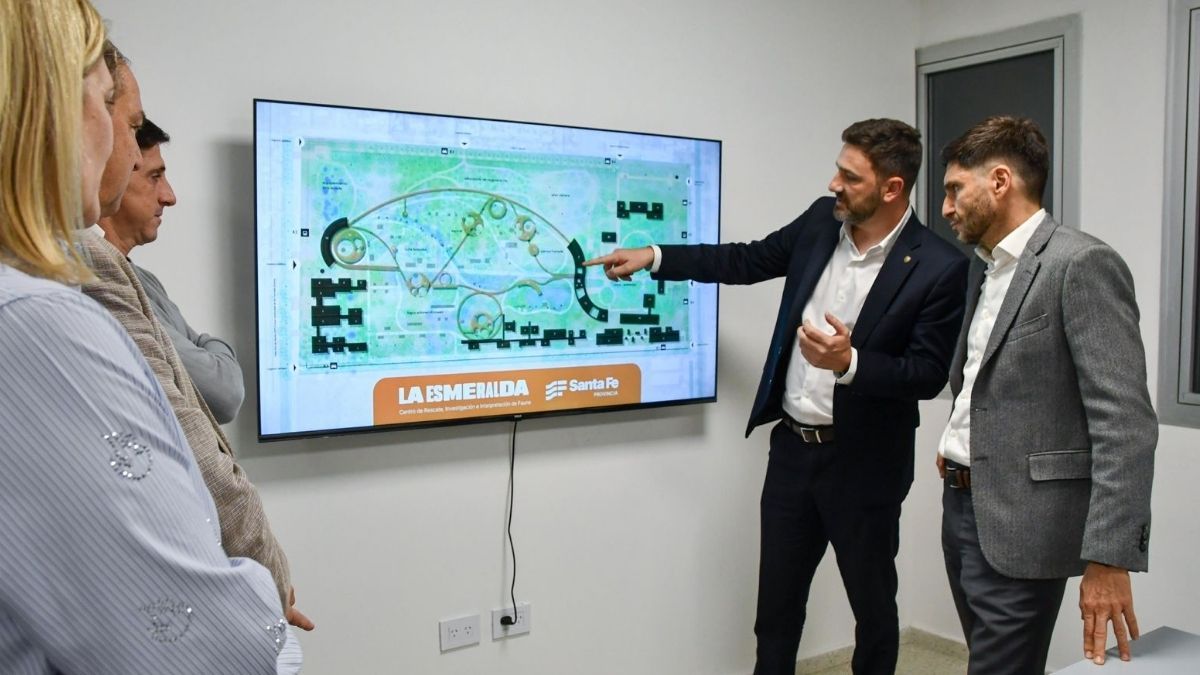 Pullaro, tras el recorrido por La Esmeralda, junto al ministro de Ambiente y Cambio Climático, Enrique Estévez. Pullaro, tras el recorrido por La Esmeralda, junto al ministro de Ambiente y Cambio Climático, Enrique Estévez.