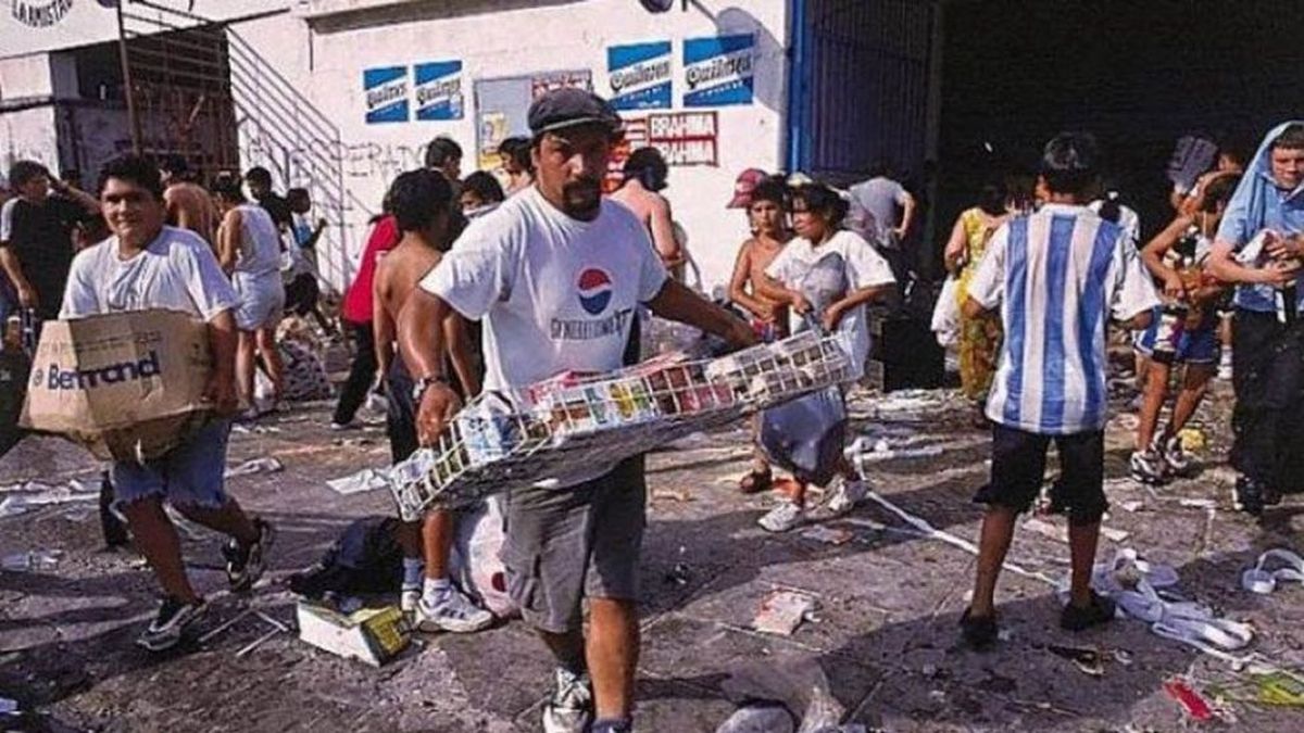 Como ocurrió durante la crisis de 1989, en diciembre de 2001 también hubo saqueos a comercios y supermercados. Como ocurrió durante la crisis de 1989, en diciembre de 2001 también hubo saqueos a comercios y supermercados.