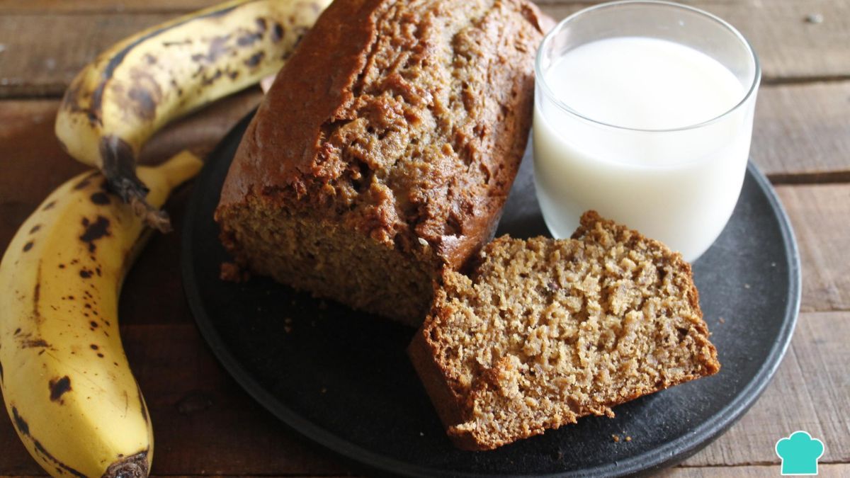 Esta receta saludable de budín combina banana y mantequilla de maní.