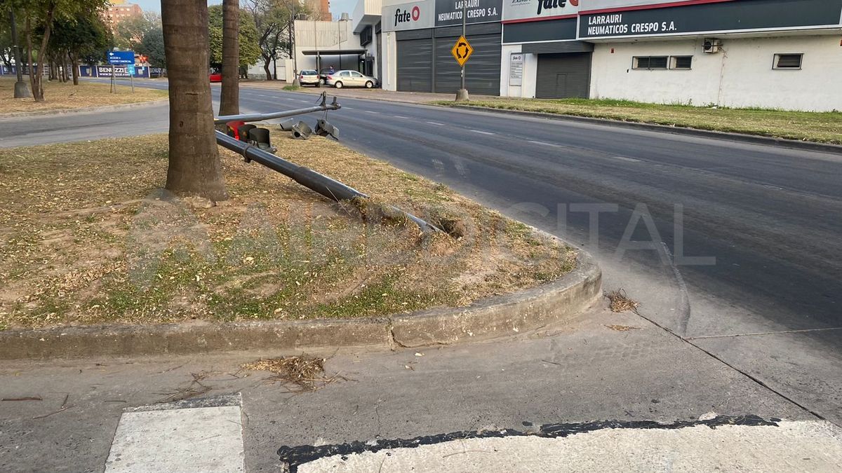 Semáforo caído en Alem y Juan Bautista Alberdi
