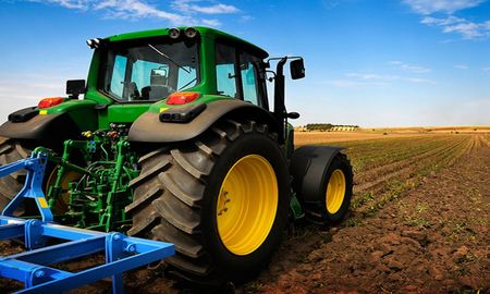 Con esta medida se busca permitirle a los productores agropecuarios y contratistas adquirir cosechadoras, tractores o pulverizadoras del exterior para bajar los costos. Con esta medida se busca permitirle a los productores agropecuarios y contratistas adquirir cosechadoras, tractores o pulverizadoras del exterior para bajar los costos.