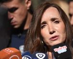 A través de un mensaje por el Día del Ejército, la vicepresidenta Victoria Villarruel reabrió la polémica sobre la represión militar al reivindicar el combate al accionar terrorista. A través de un mensaje por el Día del Ejército, la vicepresidenta Victoria Villarruel reabrió la polémica sobre la represión militar al reivindicar el combate al accionar terrorista.