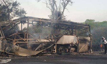 El contenedor con combustible que se desprendió de un camión en una autopista del estado de Tamaulipas, en el norte de México. El contenedor con combustible que se desprendió de un camión en una autopista del estado de Tamaulipas, en el norte de México.