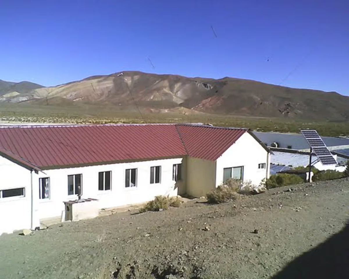 Los tres niños se encontraban jugando en el recreo cuando cedió la tapa de cemento que cubría el agujero.
