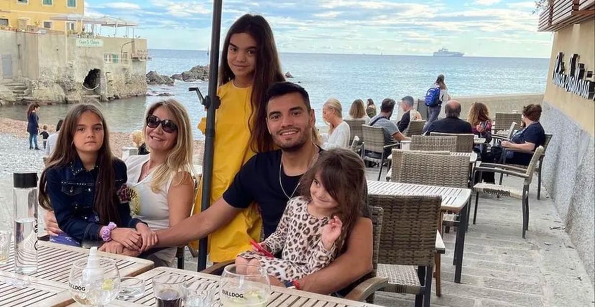 Eliana Guercio y Sergio Romero junto a sus tres hijas en unas recientes vacaciones en Italia.